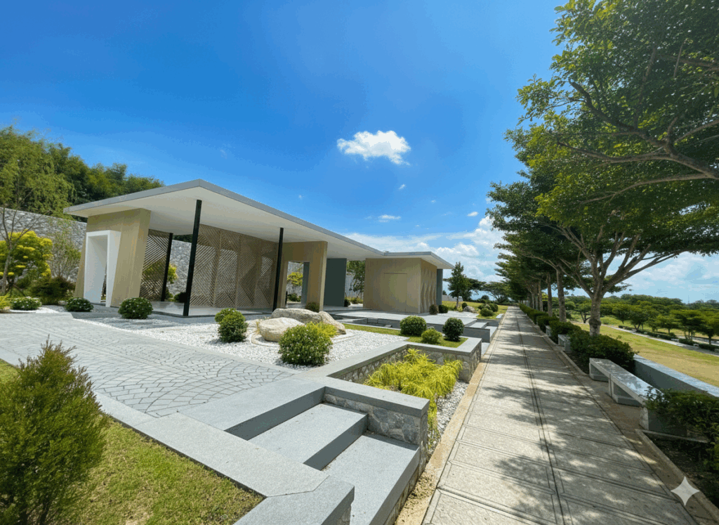 แปลงฝังครอบครัวพิเศษ สุสานเนอร์วาน่า บ้านบึง ชลบุรี พื้นที่ขนาดใหญ่ระดับพรีเมียม รองรับ 1–32 หลุม ตั้งอยู่บนตำแหน่งพลังมังกรตามหลักฮวงจุ้ย ผ่อนชำระได้ไม่มีดอกเบี้ย
